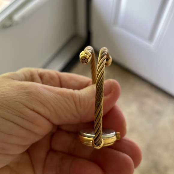 Gucci Bangle Watch 20471L Quartz - Picture 13 of 14